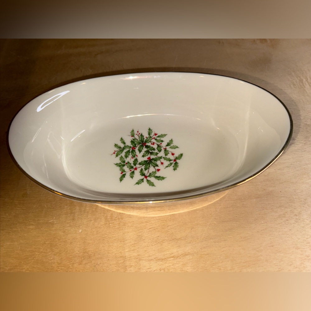 LENOX “ HOLIDAY HOLLY” LIGHT IVORY BEAUTIFUL 10 1/4 OVAL BOWL